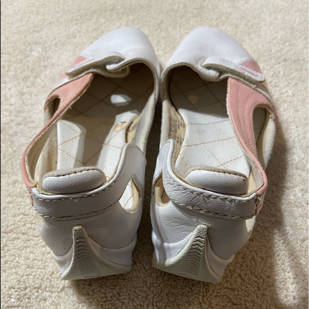 USED PUMA WOMEN TENNIS SHOES.